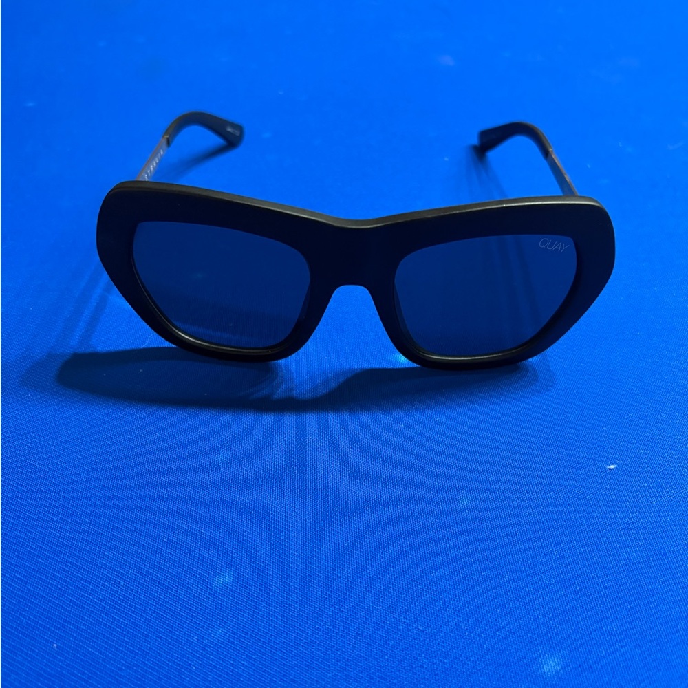 Quay Australia Black VR Glasses